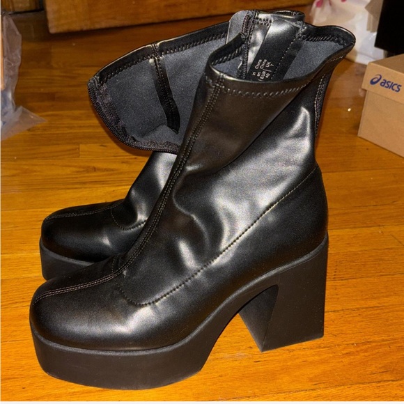 ALDO Grandstep Boots
Great-Excellent Condition. Size 9. Comes in original box - Picture 2 of 4